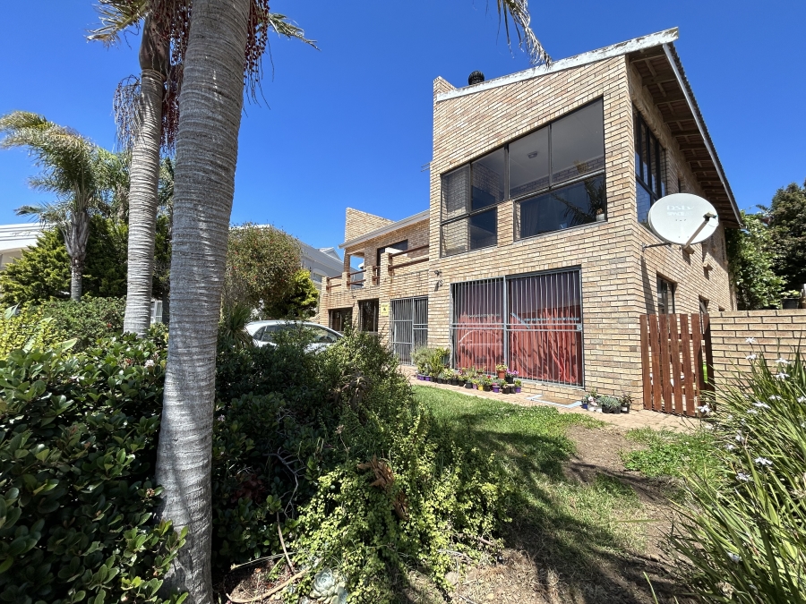 6 Bedroom Property for Sale in Wavecrest Eastern Cape